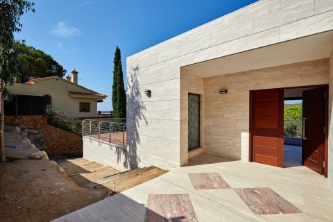4 bedrooms villa for sale in Lloret de Mar, Girona, Catalonia, Spain № 986 - photo 3