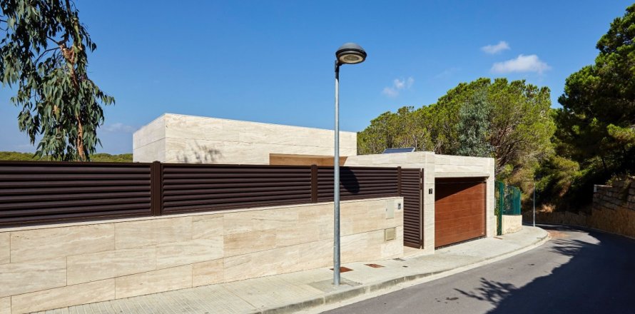 4 bedrooms villa for sale in Lloret de Mar, Girona, Catalonia, Spain № 986