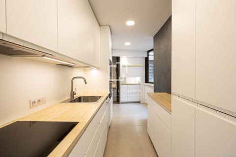 Apartamento de 3 dormitorios en venta en Barcelona, Cataluña, Spain № 9166 - foto 3