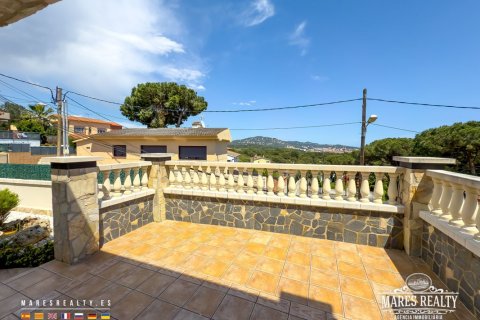 Villa de 4 dormitorios en venta en Lloret de Mar, Gerona, Cataluña, Spain № 1100 - foto 11