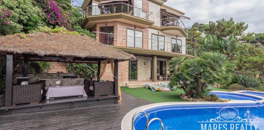 4 bedrooms villa for sale in Lloret de Mar, Girona, Catalonia, Spain № 990