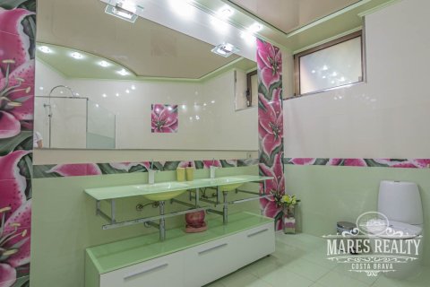 4 bedrooms villa for sale in Lloret de Mar, Girona, Catalonia, Spain № 990 - photo 20