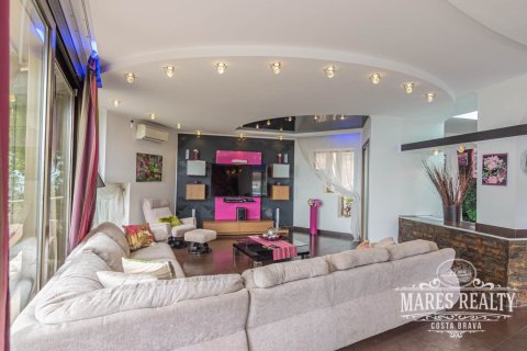 4 bedrooms villa for sale in Lloret de Mar, Girona, Catalonia, Spain № 990 - photo 9