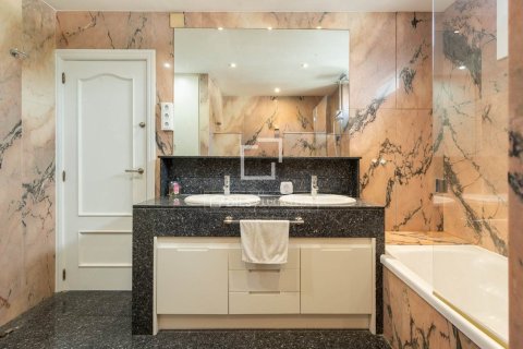 4 bedrooms penthouse for sale in Barcelona, Catalonia, Spain № 9207 - photo 24