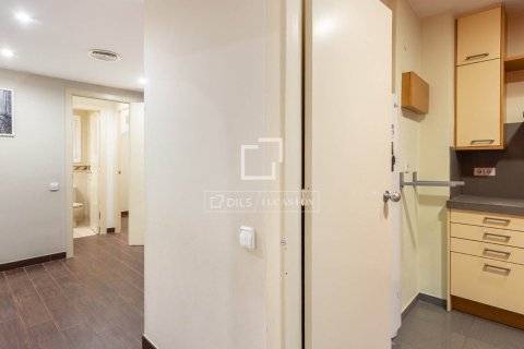 Apartamento de 3 dormitorios en venta en Barcelona, Cataluña, Spain № 9208 - foto 18