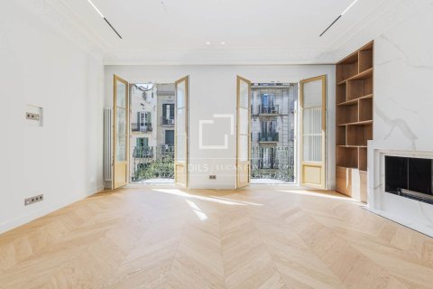 Купить квартиру в Барселона, Испания с 3 спальни, 127м², № 9254 - фото 2