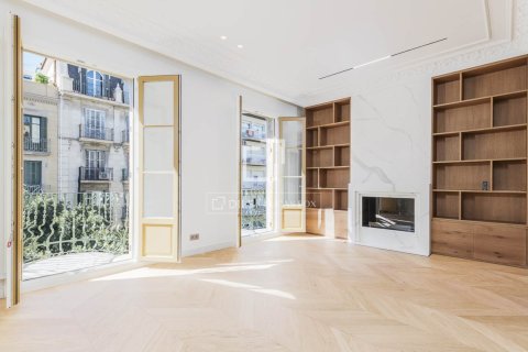 3 bedrooms apartment for sale in Barcelona, Catalonia, Spain № 9254
