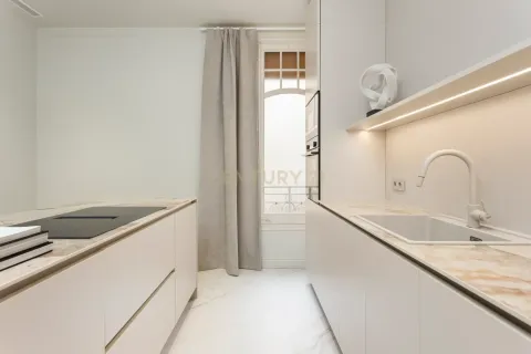 4 bedrooms apartment for sale in Barcelona, Catalonia, Spain № 9232 - photo 2