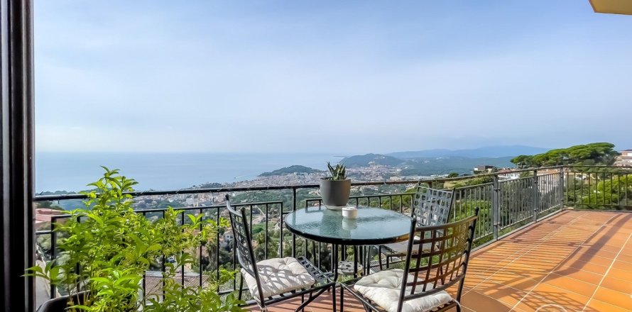 13 bedrooms villa for sale in Lloret de Mar, Girona, Catalonia, Spain № 1305