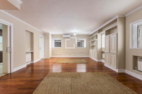 Apartamento de 4 dormitorios en alquiler en Barcelona, Cataluña, Spain № 9229 - foto 2