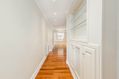 Apartamento de 4 dormitorios en alquiler en Barcelona, Cataluña, Spain № 9229 - foto 17