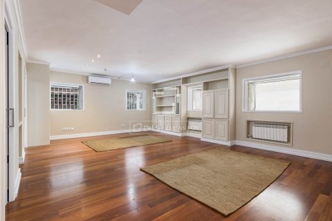 Apartamento de 4 dormitorios en alquiler en Barcelona, Cataluña, Spain № 9229 - foto 22