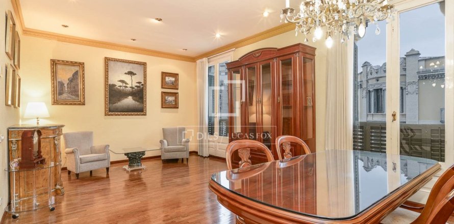 Apartamento de 3 dormitorios en venta en Barcelona, Cataluña, Spain № 9217