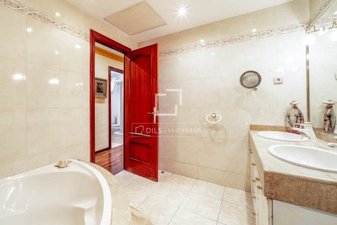 Apartamento de 3 dormitorios en venta en Barcelona, Cataluña, Spain № 9217 - foto 13