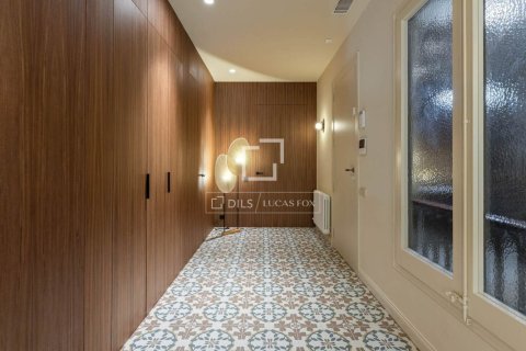 Apartamento de 4 dormitorios en venta en Barcelona, Cataluña, Spain № 9206 - foto 29