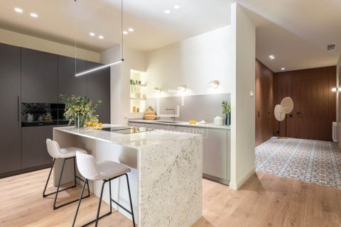 Apartamento de 4 dormitorios en venta en Barcelona, Cataluña, Spain № 9206 - foto 5