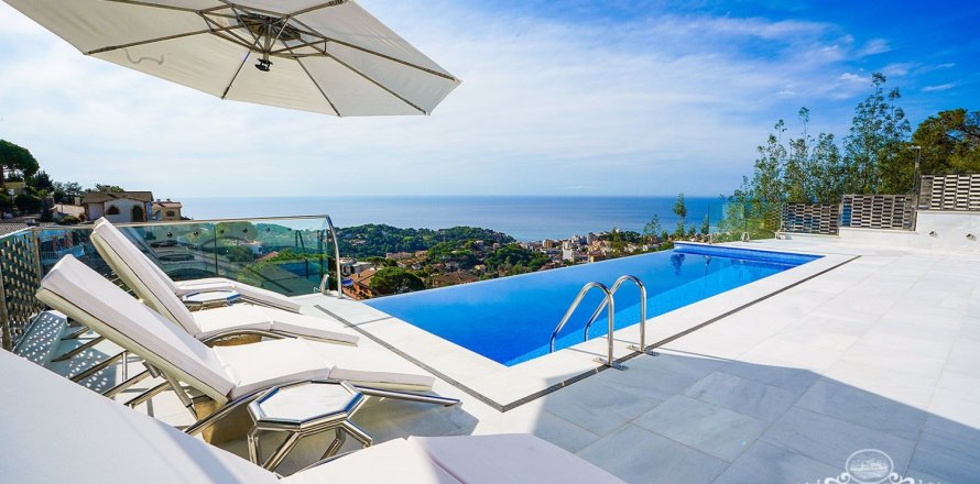 3 bedrooms villa for sale in Lloret de Mar, Girona, Catalonia, Spain № 958