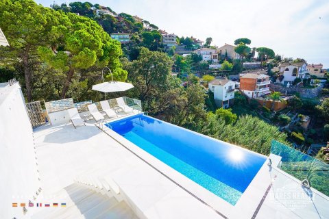 3 bedrooms villa for sale in Lloret de Mar, Girona, Catalonia, Spain № 958 - photo 2