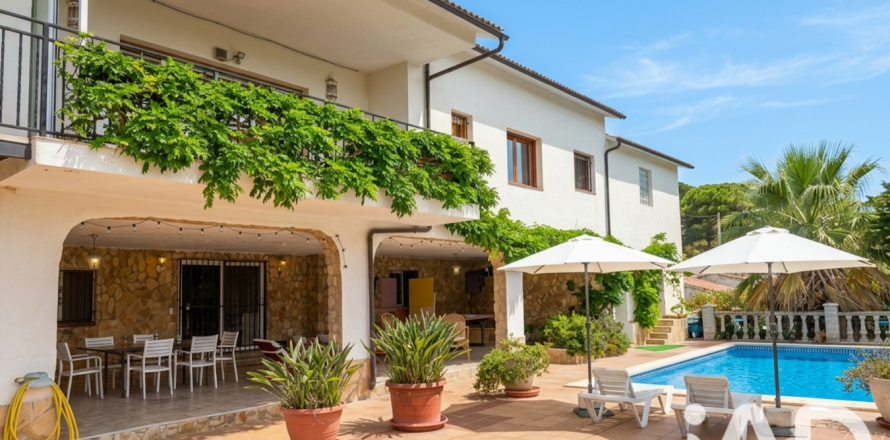 4 bedrooms house for sale in Lloret de Mar, Girona, Catalonia, Spain № 9140