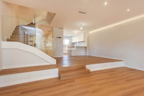 Купить виллу в Кастельдефельс, Испания с 5 спален, 302м², № 9260 - фото 3