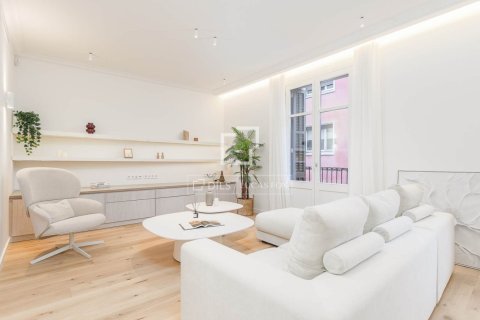 3 bedrooms apartment for sale in Barcelona, Catalonia, Spain № 9220 - photo 2