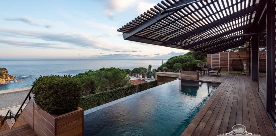 6 bedrooms villa for sale in Lloret de Mar, Girona, Catalonia, Spain № 991