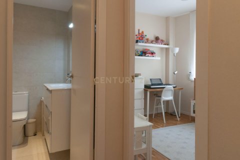 Apartamento de 4 dormitorios en venta en Barcelona, Cataluña, Spain № 9231 - foto 21