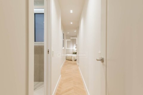 2 bedrooms apartment for sale in Barcelona, Catalonia, Spain № 9117 - photo 10