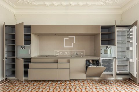 2 bedrooms apartment for sale in Barcelona, Catalonia, Spain № 8700 - photo 2