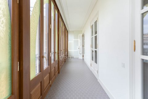 2 bedrooms apartment for sale in Barcelona, Catalonia, Spain № 8700 - photo 12