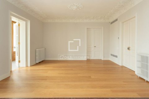 2 bedrooms apartment for sale in Barcelona, Catalonia, Spain № 8700 - photo 5