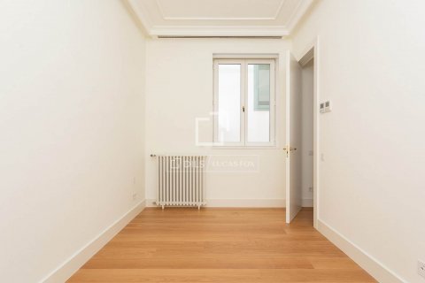 2 bedrooms apartment for sale in Barcelona, Catalonia, Spain № 8700 - photo 9