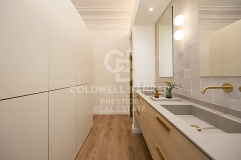 Apartamento de 4 dormitorios en venta en Barcelona, Cataluña, Spain № 5632 - foto 8