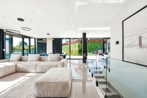 Купить виллу в Кастельдефельс, Испания с 5 спален, 327м², № 5693 - фото 5
