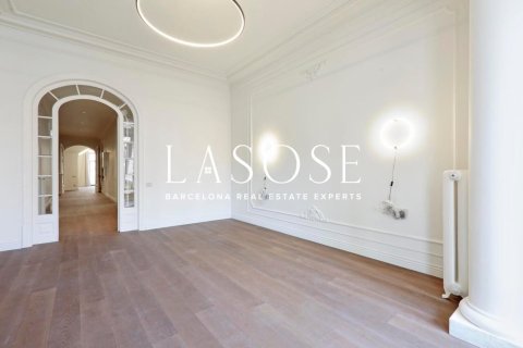 4 bedrooms apartment for sale in Eixample, Barcelona, Catalonia, Spain № 2466 - photo 6