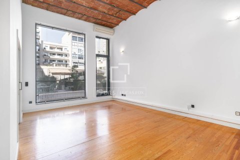 Apartamento de 3 dormitorios en venta en Barcelona, Cataluña, Spain № 7144 - foto 9