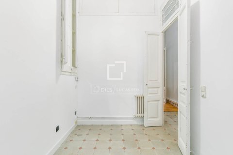 Apartamento de 3 dormitorios en venta en Barcelona, Cataluña, Spain № 7144 - foto 17