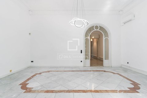 Apartamento de 3 dormitorios en venta en Barcelona, Cataluña, Spain № 7144 - foto 24
