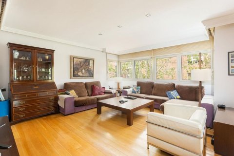 Купить квартиру в Барселона, Испания с 6 комнат, 273м², № 8439 - фото 7