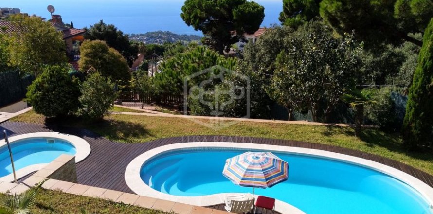 5 bedrooms villa for sale in Lloret de Mar, Girona, Catalonia, Spain № 1093