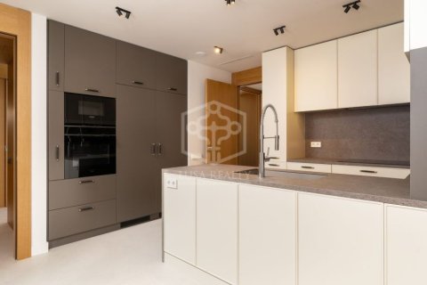 Apartamento de 4 dormitorios en venta en Barcelona, Cataluña, Spain № 1092 - foto 10