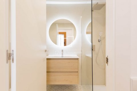 Apartamento de 4 dormitorios en venta en Barcelona, Cataluña, Spain № 8960 - foto 29