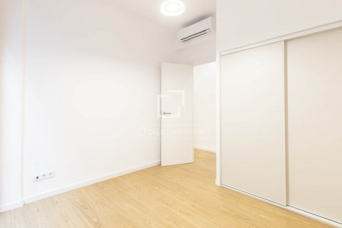 Apartamento de 4 dormitorios en venta en Barcelona, Cataluña, Spain № 8960 - foto 26