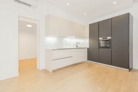 Apartamento de 4 dormitorios en venta en Barcelona, Cataluña, Spain № 8960 - foto 9