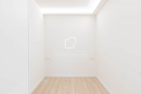 2 bedrooms apartment for sale in Barcelona, Catalonia, Spain № 8727 - photo 10