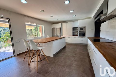 Сasa de 4 dormitorios en venta en Arenys de Munt, Barcelona, Cataluña, Spain № 4996 - foto 13
