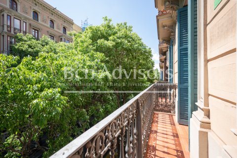 Apartamento de 3 dormitorios en venta en Barcelona, Cataluña, Spain № 2885 - foto 4