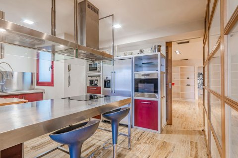 Купить квартиру в Барселона, Испания с 4 комнаты, 221м², № 6231 - фото 11