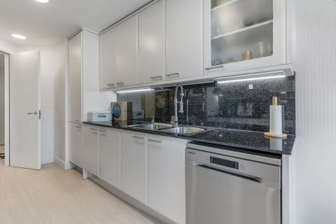 Apartamento de 4 dormitorios en venta en Barcelona, Cataluña, Spain № 7283 - foto 17