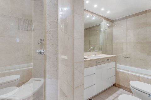 Apartamento de 4 dormitorios en venta en Barcelona, Cataluña, Spain № 7283 - foto 12